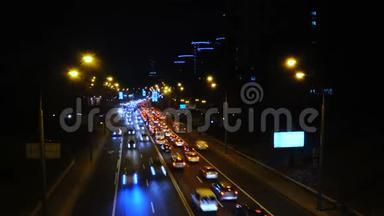 夜间高峰时间城市交通，大道时间流逝场景，基辅，乌克兰城市景观。